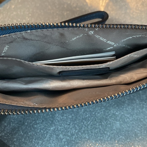 🖤💙MICHAEL KORS🖤💙Jet Set Travel Lg Top Zip Wristlet in Exotic Embossed Denim/NWT - Picture 6 of 6